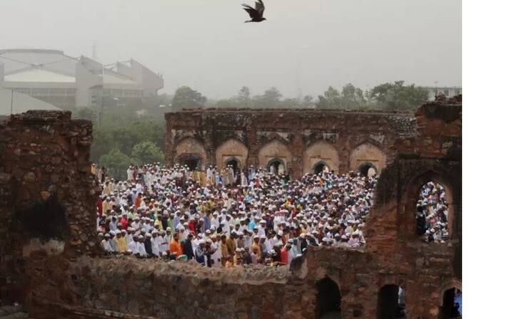 ਈਦ ਦੀ ਰੌਣਕ ਹਰ ਥਾਂ ਹੈ। ਈਦ ਦੇ ਦਿਨ ਮੁਸਲਮਾਨ ਈਰਦਗਾਹ ਇਕੱਠੇ ਹੋ ਕੇ ਈਦ-ਉਲ-ਫ਼ਿਤਰ ਦੀ ਨਮਾਜ਼ ਅਦਾ ਕਰਦੇ ਹਨ।