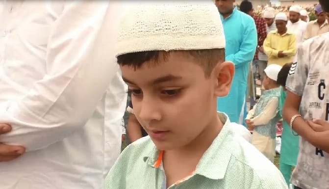 ਮਲੇਰਕੋਟਲਾ 'ਚ ਇਸ ਬੱਚੇ ਨੇ ਵੀ ਨਮਾਜ਼ ਅਦਾ ਕੀਤੀ।
