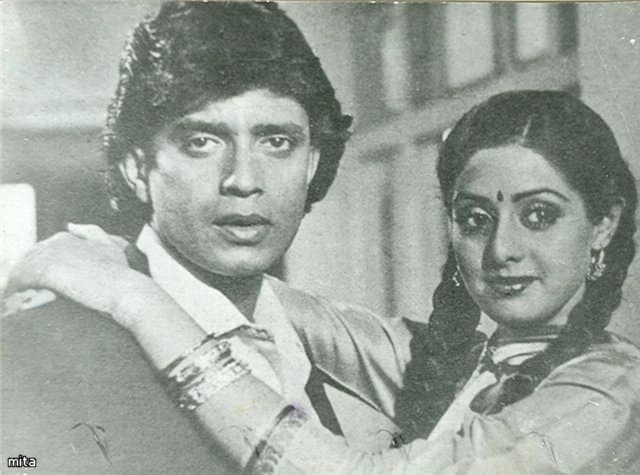 1980ਵੇਂ ਦਹਾਕੇ 'ਚ ਮਿਥੁਨ ਸ੍ਰੀਦੇਵੀ ਨਾਲ ਆਪਣੇ ਐਕਸਟ੍ਰਾ ਮੈਰੀਟਲ ਅਫੇਅਰ ਕਰ ਕੇ ਸੁਰਖੀਆਂ 'ਚ ਰਹੇ ਸਨ। ਹਾਲਾਂਕਿ ਦੋਵਾਂ ਨੇ ਕਦੇ ਆਪਣੇ ਰਿਸ਼ਤੇ ਦੀ ਗੱਲ ਸਵੀਕਾਰ ਨਹੀਂ ਕੀਤੀ। ਇਨ੍ਹਾਂ ਦੋਵਾਂ ਨੇ ਸਾਲ 1985 'ਚ ਚੁੱਪ ਚੁਪੀਤੇ ਵਿਆਹ ਕਰ ਲਿਆ ਸੀ।