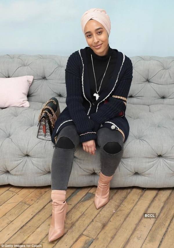 ਇਦਰਿੱਸੀ ਆਪਣੀ ਜ਼ਿੰਮੇਵਾਰੀ ਤੋਂ ਚੰਗੀ ਤਰ੍ਹਾਂ ਜਾਣੂ ਹੈ ਕਿ ਉਹ ਇਕ ‘ਹਾਈ ਪ੍ਰੋਫਾਈਲ’ ਮੁਸਲਮਾਨ ਔਰਤ ਹੈ। ਉਹ ਫਰਾਂਸ ਦੇ ਇਕ ਛੋਟੇ ਜਿਹੇ ਪਿੰਡ ਤੋਂ ਸੀ ਤੇ ਉਸ ਇਲਾਕੇ ਵਿੱਚ ਮਾਲਕ ਆਪਣੇ ਰਿਟੇਲ ਸਟੋਰਾਂ ਵਿੱਚ ਕੰਮ ਕਰਨ ਲਈ ਹਿਜਾਬ ਪਾਉਣ ਵਾਲੀਆਂ ਲੜਕੀਆਂ ਨੂੰ ਨੌਕਰੀ ਨਹੀਂ ਦਿੰਦੇ। 