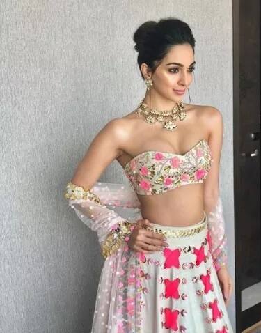 ਦੱਸ ਦਈਏ ਕਿ ਕਿਆਰਾ ਮਸ਼ਹੂਰ ਬਾਲੀਵੁੱਡ ਅਭਿਨੇਤਰੀ ਜੂਹੀ ਚਾਵਲਾ ਦੀ ਰਿਸ਼ਤੇਦਾਰ ਹੈ।