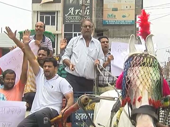  ਹਮੇਸ਼ਾਂ ਤੋਂ ਵੱਖਰੀ ਤਰ੍ਹਾਂ ਨਾਲ ਪ੍ਰਦਰਸ਼ਨ ਕਰਨ ਵਾਲੇ ਬਠਿੰਡਾ ਦੇ ਵਿਜੇ ਕੁਮਾਰ ਤੇ ਉਸ ਦੇ ਸਾਥੀਆਂ ਨੇ ਟਾਂਗਾ ਚਲਾ ਕੇ ਸਰਕਾਰ ਖ਼ਿਲਾਫ਼ ਪ੍ਰਦਰਸ਼ਨ ਕੀਤਾ।