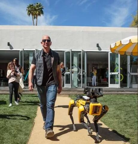 ਇਸ ਸਾਲ ਦੀ ਸ਼ੁਰੂਆਤ ਵਿੱਚ ਬੇਜੋਸ ਅਧਿਕਾਰਤ ਤੌਰ ’ਤੇ ਦੁਨੀਆ ਦਾ ਸਭ ਤੋਂ ਅਮੀਰ ਆਦਮੀ ਬਣ ਗਿਆ ਸੀ। 