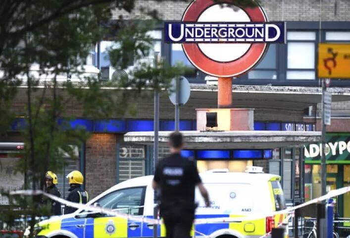 ਸਟੇਸ਼ਨ ’ਤੇ ਪੁਲਿਸ. ਐਂਬੂਲੈਂਸ ਤੇ ਡੌਗ ਸਕੁਐਡ ਵੇਖੇ ਗਏ। ਫਿਲਹਾਲ ਸਟੇਸ਼ਨ ਨੂੰ ਬੰਦ ਕਰ ਦਿੱਤਾ ਗਿਆ ਹੈ। (ਤਸਵੀਰਾਂ- ਏਪੀ)