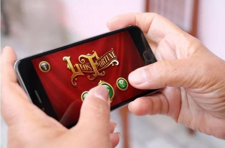 ਮੈਕਸ ਹੈਲਥਕੇਅਰ ਦੇ ਮੈਂਟਲ ਹੈਲਥ ਤੇ ਬਿਹੇਵੀਅਰਲ ਸਾਇੰਸ ਦੇ ਡਾਕਟਰ ਸਮੀਰ ਮਲਹੋਤਰਾ ਦਾ ਕਹਿਣਾ ਹੈ ਕਿ ਸਕਰੀਨ ’ਤੇ ਜ਼ਿਆਦਾ ਸਮਾਂ ਬਿਤਾਉਣ ਨਾਲ ਹਿਊਮਨ ਇੰਟਰੈਕਸ਼ਨ ਤੇ ਵਿਅਕਤੀ ਦਾ ਇਮੋਸ਼ਨਲ ਕਨੈਕਸ਼ਨ ਘੱਟ ਹੋ ਜਾਂਦਾ ਹੈ। ਇਸੀ ਵਜ੍ਹਾ ਕਰਕੇ ਬੱਚੇ ਤੇ ਵੱਡੇ, ਦੋਵੇਂ ਵਰਚੁਅਲ ਵਰਲਡ ਵਿੱਚ ਜੀਅ ਰਹੇ ਹਨ।