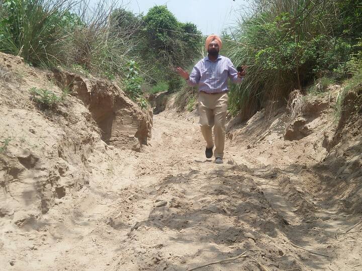 ਦਰਅਸਲ ਮੁਹਾਲੀ ਜ਼ਿਲ੍ਹੇ ਦੇ ਪਿੰਡ ਸਿਊਂਕ ਤੇ ਸ਼ਿੰਗਾਰੀਵਾਲਾ ਵਿਚਾਲੇ ਪੈਂਦੇ ਮੋੜ ਉੱਤੇ ਵਣ ਵਿਭਾਗ ਦੇ ਕਰਮਚਾਰੀਆਂ ਉੱਤੇ ਰੇਤ ਮਾਫੀਆ ਵੱਲੋਂ ਜਾਨਲੇਵਾ ਹਮਲਾ ਕੀਤਾ ਗਿਆ। ਇਸ ਕਾਰਨ ਪੰਜ ਜਣੇ ਜ਼ਖ਼ਮੀ ਹੋ ਗਏ ਜਿਨ੍ਹਾਂ ਵਿੱਚੋਂ ਦੋ ਦੀ ਹਾਲਤ ਗੰਭੀਰ ਹੈ।