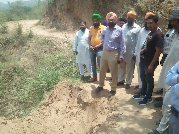 ਕੰਵਰ ਸਿੰਧੂ ਨੇ ਮੰਗ ਕੀਤੀ ਕਿ ਜੰਗਲਾਤ ਤੇ ਮਾਈਨਿੰਗ ਵਿਭਾਗ ਦੇ ਜੋ ਅਧਿਕਾਰੀ ਚੈਕਿੰਗ ਕਰਦੇ ਹਨ, ਉਨ੍ਹਾਂ ਨੂੰ ਹਥਿਆਰਬੰਦ ਗਾਰਡ ਦਿੱਤੇ ਜਾਣ।