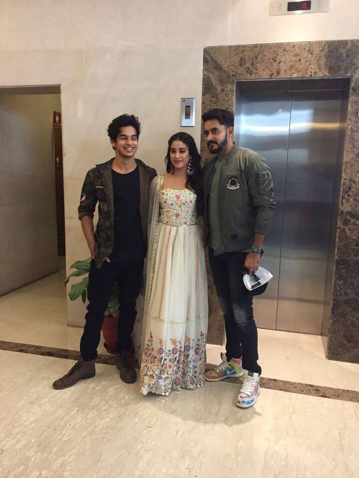 ਇਸ ਫ਼ਿਲਮ ‘ਚ ਆਸ਼ੁਤੋਸ਼ ਰਾਣਾ, ਐਸ਼ਵਰਿਆ ਨਾਰਕਰ ਤੇ ਖਰਜ ਮੁਖਰਜੀ ਵੀ ਮੁੱਖ ਭੂਮਿਕਾ ‘ਚ ਹਨ। ਫ਼ਿਲਮ ਨੂੰ ਡਾਇਰੈਕਟ ਸ਼ਸ਼ਾਂਕ ਖੇਤਾਨ ਨੇ ਕੀਤਾ ਹੈ ਤੇ ਪ੍ਰੋਡਕਸ਼ਨ ਦਾ ਜਿੰਮਾ ਕਰਨ ਜੌਹਰ ਦੀ ਧਰਮਾ ਪ੍ਰੋਡਕਸ਼ਨ ਦਾ ਹੈ। 