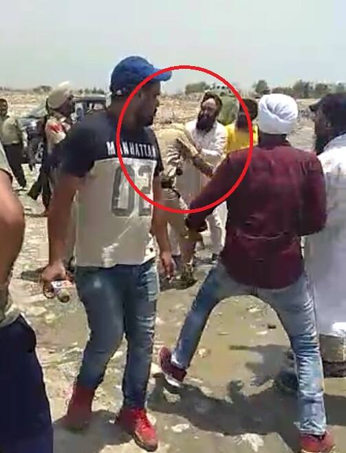 ਇੱਕ ਗਾਰਡ ਨੇ ਸੰਦੋਆ 'ਤੇ ਹਮਲਾ ਕਰਨ ਵਾਲੇ ਦਾ ਟਾਕਰਾ ਕੀਤਾ ਤਾਂ ਉਸ 'ਤੇ ਵੀ ਹਮਲਾ ਕਰ ਦਿੱਤਾ ਗਿਆ। ਇਸ ਦੌਰਾਨ ਉਨ੍ਹਾਂ ਦੋਵਾਂ ਦੀਆਂ ਦਸਤਾਰਾਂ ਵੀ ਉੱਤਰ ਗਈਆਂ।