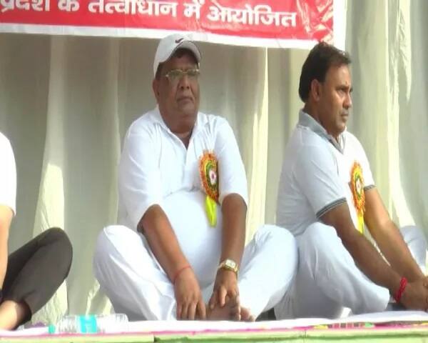 ਕੰਨੌਜ ਦੇ ਕਲੈਕਟਰ ਕੰਪਲੈਕਸ ਵਿੱਚ ਯੋਗ ਦਿਵਸ ਦਾ ਪ੍ਰੋਗਰਾਮ ਮਜ਼ਾਕ ਦਾ ਸਵੱਬ ਬਣ ਕੇ ਰਹਿ ਗਿਆ। ਮੰਚ ’ਤੇ ਮੌਜੂਦ ਬੀਜੇਪੀ ਵਿਧਾਇਕ ਕੈਲਾਸ਼ ਰਾਜਪੂਤ ਯੋਗ ਹੀ ਨਹੀਂ ਕਰ ਪਾਏ। 