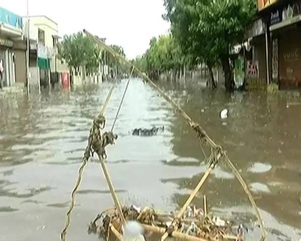 ਇਸ ਬਾਰਸ਼ ਨਾਲ ਥਾ-ਥਾਂ ਪਾਣੀ ਇਕੱਠਾ ਹੋਣ ਨਾਲ ਨਿਕਾਸੀ ਬੰਦ ਹੋ ਗਈ ਹੈ ਜਿਸ ਤੋਂ ਬਾਅਦ ਅਹਿਮਦਾਬਾਦ ਨਗਰ-ਨਿਗਮ ਦੀ ਤਿਆਰੀਆਂ ਦੀ ਪੋਲ ਖੁੱਲ੍ਹ ਗਈ ਹੈ।