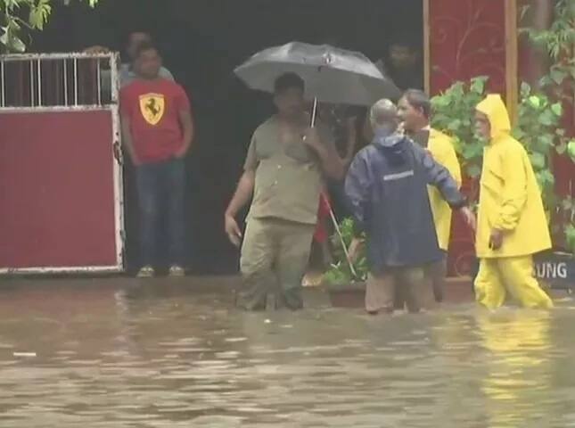 ਮੀਂਹ ਦੀ ਵਜ੍ਹਾ ਕਰਕੇ ਸਥਾਨਕ ਟਰੇਨਾਂ 15 ਤੋਂ 20 ਮਿੰਟਾਂ ਦੀ ਦੇਰੀ ਨਾਲ ਚੱਲ ਰਹੀਆਂ ਹਨ। 