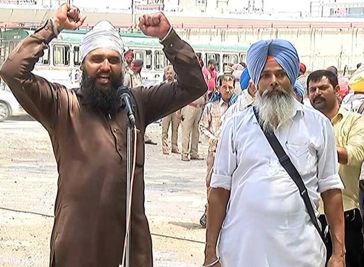 ਜਲੰਧਰ ਦੇ ਬੱਸ ਅੱਡੇ ਵਿੱਚ ਤੰਗ ਪ੍ਰੇਸ਼ਾਨ ਖੜ੍ਹੀਆਂ ਇਨ੍ਹਾਂ ਸਵਾਰੀਆਂ ਨੇ ਦਿੱਲੀ ਏਅਰਪੋਰਟ ਵਾਸਤੇ ਟਿਕਟ ਬੁੱਕ ਕਰਵਾਈ ਹੋਈ ਹੈ। ਇਸ ਤੋਂ ਬਾਅਦ ਇਨ੍ਹਾਂ ਨੇ ਕੈਨੇਡਾ ਤੇ ਹੋਰ ਮੁਲਕਾਂ ਵਿੱਚ ਜਾਣਾ ਹੈ ਪਰ ਬੱਸਾਂ ਦੀ ਹੜਤਾਲ ਕਾਰਨ ਤੰਗ ਹਨ।