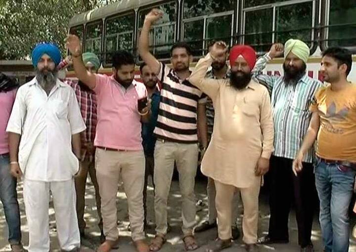 ਦਿੱਲੀ ਜਾਣ ਵਾਲੇ ਲੋਕ ਸਭ ਤੋਂ ਜ਼ਿਆਦਾ ਤੰਗ ਨਜ਼ਰ ਆਏ। ਇਨ੍ਹਾਂ ਦਾ ਕਹਿਣਾ ਹੈ ਕਿ ਜੇਕਰ ਵਿਭਾਗ ਨੂੰ ਪਹਿਲਾਂ ਹੀ ਪਤਾ ਸੀ ਕਿ ਹੜਤਾਲ ਹੋਣੀ ਹੈ ਤਾਂ ਟਿਕਟ ਬੁੱਕ ਹੀ ਨਹੀਂ ਕਰਨੀਆਂ ਚਾਹੀਦੀਆਂ ਸਨ। ਹੁਣ ਸਾਨੂੰ ਕਹਿ ਰਹੇ ਹਨ ਕਿ ਰਿਫੰਡ 10-15 ਦਿਨ ਬਾਅਦ ਮਿਲੇਗਾ। ਅਸੀਂ ਤਾਂ ਕੈਨੇਡਾ ਚਲੇ ਜਾਣਾ ਹੈ, ਰਿਫੰਡ ਲੈਣ ਵਾਪਿਸ ਤਾਂ ਆ ਨਹੀਂ ਸਕਦੇ।