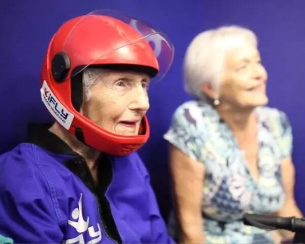 ਜਨਮਦਿਨ ਮੌਕੇ ਸਕਾਈ ਡਾਈਵਿੰਗ ਕਰਨ ਦੀ ਯੋਜਨਾ ਵੀ ਬੇਬੇ ਦੀ ਹੀ ਸੀ। ਉਸ ਨੇ 177 ਕਿਲੋਮੀਟਰ ਪ੍ਰਤੀ ਘੰਟਾ ਦੀ ਰਫ਼ਤਾਰ ਵਿੱਚ ਸਕਾਈ ਡਾਈਵਿੰਗ ਦਾ ਆਨੰਦ ਮਾਣਿਆ। ਇਸ ਦੌਰਾਨ ਬੇਬੇ ਦੇ ਚਿਹਰੇ ਤੋਂ ਮੁਸਕੁਰਾਹਟ ਹਟ ਨਹੀਂ ਰਹੀ ਸੀ। (ਤਸਵੀਰਾਂ- ਫੇਸਬੁੱਕ)