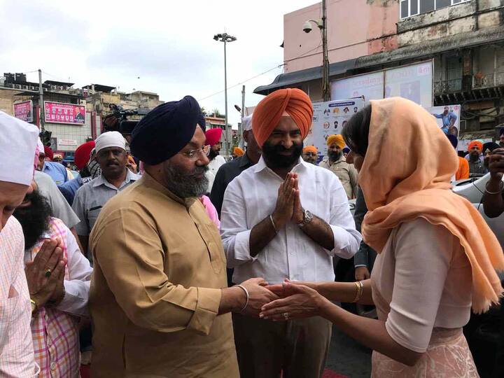 UN 'ਚ ਅਮਰੀਕਾ ਦੀ ਰਾਜਦੂਤ ਨਿੱਕੀ ਹੈਲੇ ਅੱਜ ਦਿੱਲੀ ਦੇ ਗੁਰਦੁਆਰਾ ਸ਼ੀਸ਼ਗੰਜ ਵਿਖੇ ਨਤਮਸਤਕ ਹੋਏ। 