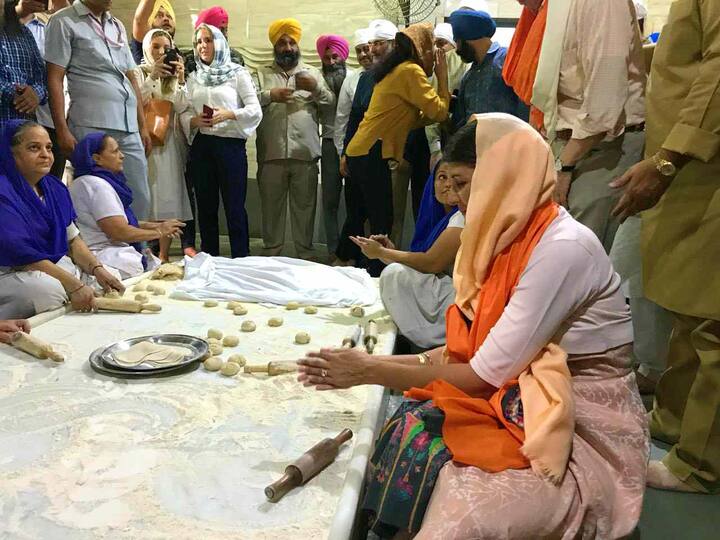 ਨਿੱਕੀ ਹੈਲੇ ਨੇ ਸ਼ੀਸ਼ ਗੰਜ ਸਾਹਿਬ ਵਿਖੇ ਲੰਗਰ ਵਿੱਚ ਸੇਵਾ ਵੀ ਕੀਤੀ। ਅੱਗੇ ਵੇਖੋ ਕੁਝ ਹੋਰ ਤਸਵੀਰਾਂ। 