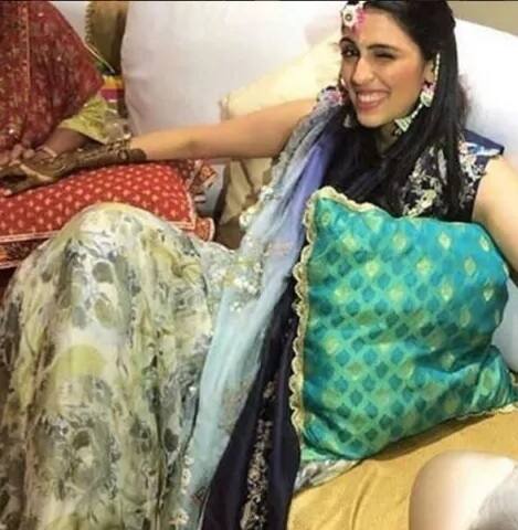 ਇਸ ਤੋਂ ਪਹਿਲਾਂ ਅੰਬਾਨੀ ਪਰਿਵਾਰ ਦੀ ਨੂੰਹ ਸ਼ਲੋਕਾ ਮੇਹਤਾ ਨੇ ਮਹਿੰਦੀ ਰਸਮ ਦਾ ਖੂਬ ਆਨੰਦ ਲਿਆ।
