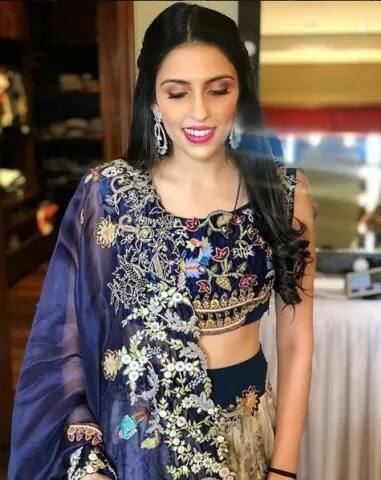 ਇਸ ਤਸਵੀਰ ਚ ਸ਼ਲੋਕਾ ਨੇ ਨੀਲੇ ਰੰਗ ਦਾ ਲਹਿੰਗਾ ਪਹਿਨਿਆ ਹੋਇਆ ਹੈ। ਉਹ ਇਸ ਲਹਿੰਗੇ 'ਚ ਕਾਫੀ ਖੂਬਸੂਰਤ ਲੱਗ ਰਹੀ ਸੀ। ਦੱਸ ਦਈਏ ਕਿ ਆਕਾਸ਼ ਤੇ ਸ਼ਲੋਕਾ ਦਾ ਵਿਆਹ 30 ਜੂਨ ਨੂੰ ਹੈ। ਤਸਵੀਰਾਂ ਇੰਸਟਾਗ੍ਰਾਮ