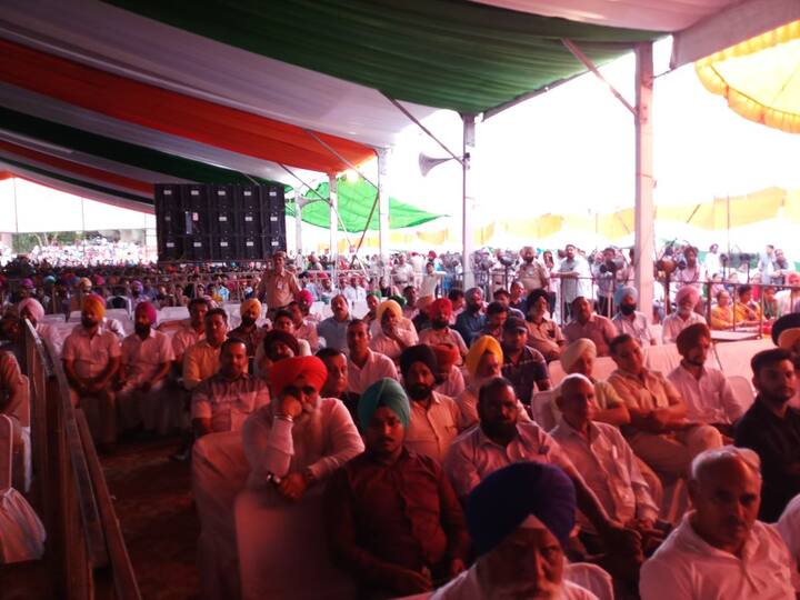  ਓਪੀ ਸੋਨੀ, ਸੁਖਬਿੰਦਰ ਸਿੰਘ ਸਰਕਾਰੀਆ ਤੇ ਸੰਸਦ ਮੌਂਬਰ ਗੁਰਜੀਤ ਔਜਲਾ ਅਧਿਆਪਕਾਂ ਨੂੰ ਨਿਯੁਕਤੀ ਪੱਤਰ ਦੇ ਰਹੇ ਹਨ। 