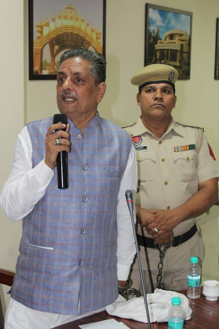 ਸੁਰਿੰਦਰ ਚੌਧਰੀ ਅੰਮ੍ਰਿਤਸਰ ਦੇ ਵਾਰਡ ਨੰਬਰ ਦੋ ਤੋਂ ਆਜ਼ਾਦ ਕੌਂਸਲਰ ਹਨ।