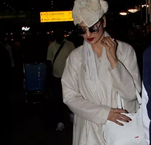 ਸਫੈਦ ਕੁਰਤੀ ਨਾਲ ਉਸ ਨੇ ਸਫੈਦ ਹੈਰਮ ਪੈਂਟ ਪਾਈ ਸੀ ਤੇ ਇਸ ਨਾਲ ਸਫੈਦ ਦੁਪੱਟਾ ਵੀ ਲਿਆ ਸੀ। ਖ਼ਾਸ ਗੱਲ ਇਹ ਸੀ ਕਿ ਦੁਪੱਟੇ ਨੂੰ ਸਿਰ ’ਤੇ ਬੰਨ੍ਹਿਆ ਹੋਇਆ ਸੀ।