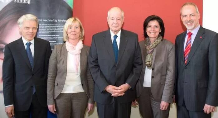 ਬੋਹਰਿੰਗਰ ਵਾਨ ਬੌਮਬਾਚ ਪਰਿਵਾਰ: ਬੋਹਰਿੰਗਰ ਇੰਗਲਹਾਮ ਫਾਰਮਾ ਦਾ ਮਾਲਿਕ ਬੋਹਰਿੰਗਰ ਵਾਨ ਬੌਮਬਾਚ ਦੁਨੀਆਂ ਦਾ ਦਸਵਾਂ ਸਭ ਤੋਂ ਅਮੀਰ ਪਰਿਵਾਰ ਹੈ। ਇਸ ਪਰਿਵਾਰ ਕੋਲ ਲਗਪਗ 42 ਬਿਲੀਅਨ ਡਾਲਰ ਦੀ ਦੌਲਤ ਹੈ।