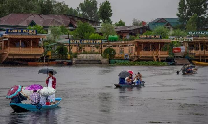 ਲਗਾਤਾਰ ਮੀਂਹ ਕਾਰਨ ਸਥਾਨਕ ਲੋਕ ਕਾਫ਼ੀ ਸਹਿਮੇ ਹੋਏ ਹਨ। 2014 ਵਿੱਚ ਵੀ ਇਵੇਂ ਹੀ ਹੜ੍ਹ ਆਇਆ ਸੀ ਜਿਸ ਕਾਰਨ ਪੂਰੇ ਕਸ਼ਮੀਰ ਵਿੱਚ ਤਬਾਹੀ ਹੋ ਗਈ ਸੀ। 