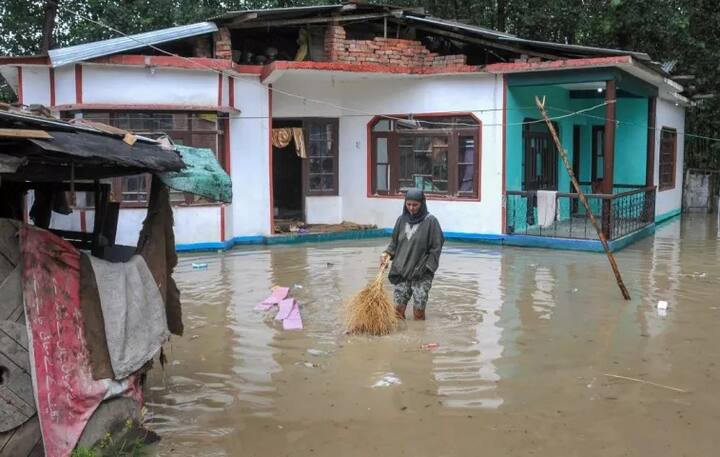 ਇਹ ਤਸਵੀਰ ਸ੍ਰੀਨਗਰ ਦੀ ਹੈ ਜਿੱਥੇ ਗੋਡਿਆਂ ਤਕ ਪਾਣੀ ਬਰ ਗਿਆ ਹੈ। ਇਸ ਕਾਰਨ ਲੋਕਾਂ ਨੂੰ ਕਾਫੀ ਪਰੇਸ਼ਾਨੀ ਹੋ ਰਹੀ ਹੈ।