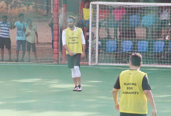 ਰਣਬੀਰ ਸਪੂਰ ਬੀ-ਟਾਊਨ ਦੇ ਉਨ੍ਹਾਂ ਸਿਤਾਰਿਆਂ ਵਿੱਚੋਂ ਇੱਕ ਹੈ ਕ੍ਰਿਕਿਟ ਨਾਲੋਂ ਫੁੱਟਬਾਲ ਜ਼ਿਆਦਾ ਪਸੰਦ ਕਰਦੇ ਹਨ। ਇੱਕ ਤਰ੍ਹਾਂ ਨਾਲ ਵੇਖਿਆ ਜਾਏ ਤਾਂ ਨੌਜਵਾਨਾਂ ਵਿੱਛ ਫੁੱਟਬਾਲ ਲਈ ਉਤਸ਼ਾਹ ਜਗਾਉਣ ਵਿੱਚ ਰਣਬੀਰ ਦਾ ਇਹ ਨਿੱਕਾ ਜਿਹਾ ਯੋਗਦਾਨ ਵੀ ਕਾਫ਼ੀ ਹੈ।