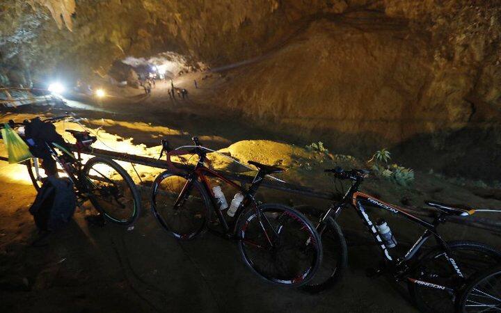 ਬਚਾਅਕਾਰਾਂ ਨੇ ਗੁਫ਼ਾ ਅੰਦਰ ਦਾਖ਼ਲ ਹੋਣ ਵਾਲੇ ਪ੍ਰਵੇਸ਼ ਦੁਆਰ ਕੋਲ ਸਾਈਕਲ, ਫੁੱਟਬਾਲ ਜੁੱਤੀਆਂ ਤੇ ਬੈਕਪੈਕਸ ਪਏ ਵੇਖੇ ਸੀ।