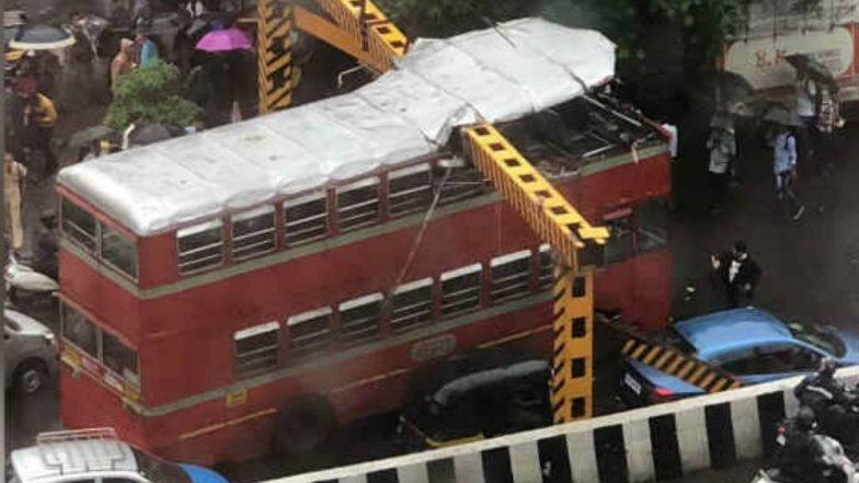 BEST Double-Decker Bus Crashes Into Overhead Railing Near Kalina University ਮੁੰਬਈ ’ਚ ਪਹਿਲਾਂ ਡਿੱਗਿਆ ਪੁਲ਼, ਫਿਰ ਰੇਲਿੰਗ ਨਾਲ ਟਕਰਾਈ ਡਬਲ ਡੈਕਰ ਬੱਸ