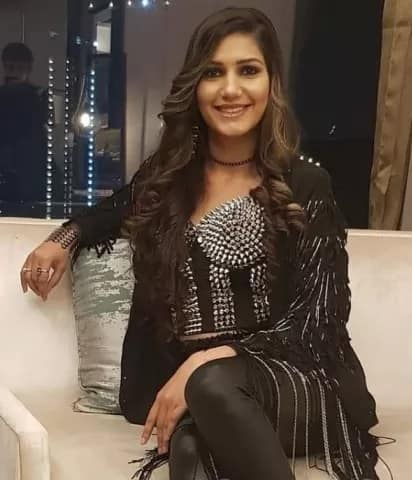  ਤਸਵੀਰਾਂ ਵਿੱਚ ਸਪਨਾ ਦਾ ਅੰਦਾਜ਼ ਇਕਦਮ ਟਰਾਂਸਫਾਰਮ ਹੋ ਗਿਆ ਹੈ। ਪ੍ਰਸ਼ੰਸਕ ਉਸ ਦੀ ਮਾਡਰਨ ਲੁਕ ਕਾਫੀ ਪਸੰਦ ਕਰ ਰਹੇ ਹਨ। ਸਪਨਾ ਨੇ ਤਸਵੀਰਾਂ ਪਾ ਕੇ ਆਪਣੇ ਪ੍ਰਸ਼ੰਸਕਾਂ ਨੂੰ ਪੁੱਛਿਆ ਕਿ ਕੀ ਉਹ ਇਨ੍ਹਾਂ ਕੱਪੜਿਆਂ ਵਿੱਚ ਸਾਰਿਆਂ ਨੂੰ ਪਸੰਦ ਆਈ ਕਿ ਨਹੀਂ।