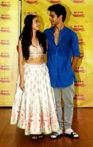 ਫੋਟੋਸ਼ੂਟ ਮੌਕੇ ਫਿਲਮ ਦੇ ਹੀਰੋ ਈਸ਼ਾਨ ਤੇ ਜਾਨ੍ਹਵੀ ਇਕ ਦੂਜੇ ਨਾਲ ਅੱਖਾਂ ਮਿਲਾਉਂਦੇ ਨਜ਼ਰ ਆਏ।