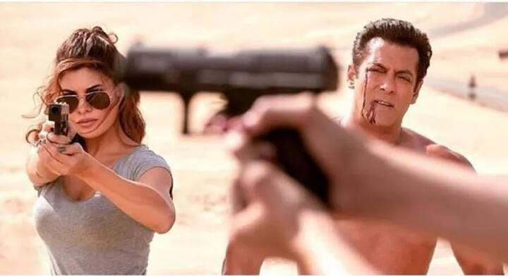 ਇਸ ਵਿੱਚ ਕੋਈ ਸ਼ੱਕ ਨਹੀਂ ਕਿ ਕੋ-ਸਟਾਰਜ਼ ਨੂੰ ਸਕ੍ਰੀਨ ਦੇ ਪਿਛਲੇ ਪਾਸੇ ਇੱਕ-ਦੂਜੇ ਨਾਲ ਪਿਆਰ ਹੋ ਜਾਂਦਾ ਹੈ, ਪਰ ਜੈਕਲਿਨ ਸਭ ਤੋਂ ਵੱਖਰੀ ਹੈ। ਉਹ ਕਹਿੰਦੀ ਹੈ ਕਿ ਸਾਰੇ ਅਦਾਕਾਰ ਮੇਰੇ ਚੰਗੇ ਦੋਸਤ ਹਨ ਪਰ ਕਿਸੇ ਨਾਲ ਡੇਟ 'ਤੇ ਜਾਣ ਲਈ ਮੈਂ ਸੋਚ ਵੀ ਨਹੀਂ ਸਕਦੀ। 