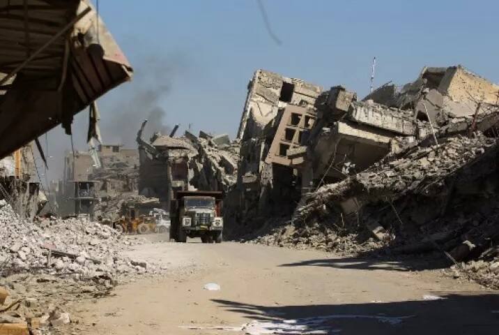 ਮਲਬੇ ਨਾਲ ਭਰੇ ਇਸ ਸ਼ਹਿਰ ਦੀਆਂ ਤਸਵੀਰਾਂ ਏਨੀਆਂ ਖਤਰਨਾਕ ਹਨ ਕਿ ਕਿਸੇ ਦਾ ਪੈਰ ਨਹੀਂ ਤੇ ਕਿਸੇ ਦੇ ਕੱਪੜੇ ਨਹੀ।