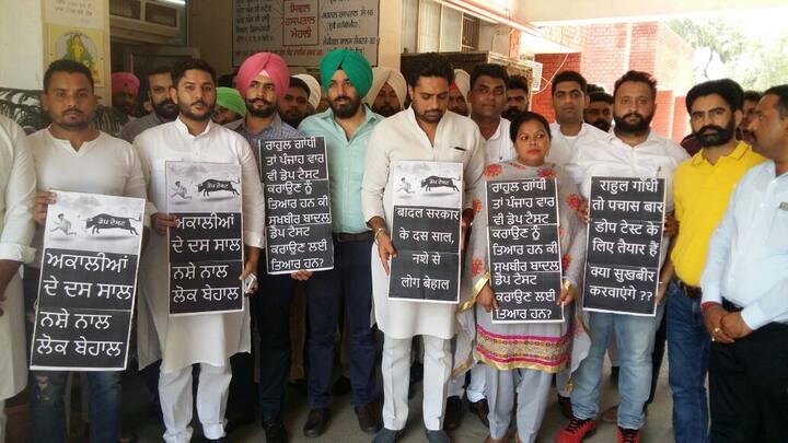 ਚੰਡੀਗੜ੍ਹ: ਯੂਥ ਕਾਂਗਰਸ ਦੇ ਪ੍ਰਧਾਨ ਸਮੇਤ ਕਈ ਲੀਡਰਾਂ ਨੇ ਮੋਹਾਲੀ ਦੇ ਸਿਵਲ ਹਸਪਤਾਲ ਵਿੱਚ ਡੋਪ ਟੈਸਟ ਕਰਵਾਇਆ। ਉਨ੍ਹਾਂ ਕਿਹਾ ਸੁਖਬੀਰ ਬਾਦਲ ਨੂੰ ਇਸੇ ਵੇਲੇ ਡੋਪ ਟੈਸਟ ਕਰਵਾਉਣਾ ਚਾਹੀਦਾ ਹੈ। 