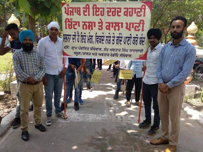 ਸੰਤ ਬਲਬੀਰ ਸਿੰਘ ਸੀਚੇਵਾਲ ਨੇ ਕਿਹਾ ਕਿ ਨਸ਼ੇ ਨਾਲ ਲੀਡਰ ਨਹੀਂ ਆਮ ਬੰਦਾ ਮਰ ਰਿਹਾ ਹੈ ਇਸ ਲਈ ਲੀਡਰ ਆਪਣੇ ਡੋਪ ਟੈਸਟ ਦੀ ਥਾਂ ਨਸ਼ਾ ਰੋਕਣ ਵੱਲ ਧਿਆਨ ਦੇਣ। 