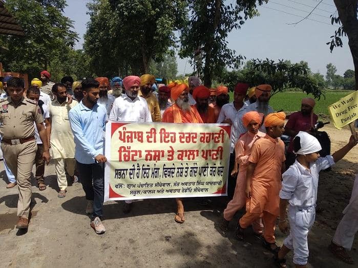 ਇਕ ਮੌਕੇ ਸੀਚੇਵਾਲ ਨੇ ਕਿਹਾ ਕਿ ਲੀਡਰ ਆਪਣਾ ਡੋਪ ਟੈਸਟ 'ਤੇ ਲਾਉਣ ਵਾਲਾ ਸਮਾਂ ਨਸ਼ੇ ਨੂੰ ਰੋਕਣ ਲਈ ਲਾਉਣ ਤਾਂ ਜ਼ਿਆਦਾ ਬਿਹਤਰ ਹੋਵੇਗਾ। ਉਨ੍ਹਾਂ ਕਿਹਾ ਕਿ ਨਸ਼ੇ ਨਾਲ ਅੱਜ ਤੱਕ ਕੋਈ ਲੀਡਰ ਨਹੀਂ ਮਰਿਆ ਇੱਥੇ ਮੁੱਦਾ ਪੰਜਾਬ ਦੇ ਨੌਜਵਾਨਾਂ ਦਾ ਹੈ।