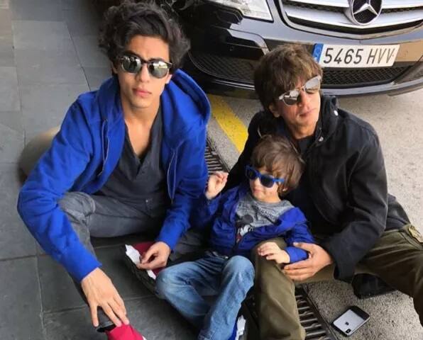 ਇਨ੍ਹੀਂ ਦਿਨੀਂ ਸ਼ਾਹਰੁਖ ਖਾਨ ਆਪਣੇ ਬੱਚਿਆਂ ਤੇ ਪਰਿਵਾਰ ਨਾਲ ਛੁੱਟੀਆਂ ਮਨਾ ਰਿਹਾ ਹੈ। ਗੌਰੀ ਖਾਨ ਨੇ ਇਸੇ ਦੌਰਾਨ ਦੀ ਇਹ ਤਸਵੀਰ ਆਪਣੇ ਇੰਸਟਾਗਰਾਮ ’ਤੇ ਸ਼ੇਅਰ ਕੀਤੀ ਹੈ। (ਤਸਵੀਰਾਂ- ਸੋਸ਼ਲ ਮੀਡੀਆ)