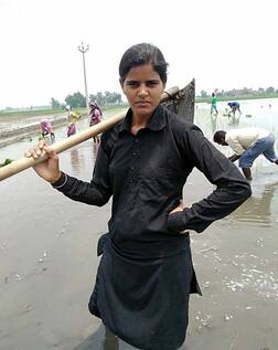 3 ਭਰਾਵਾਂ ਤੇ ਪਿਓ ਦੀ ਮੌਤ ਮਗਰੋਂ 'ਖੇਤਾਂ ਦਾ ਪੁੱਤ' ਬਣੀ ਮੁਕਤਸਰ ਦੀ ਮੁਟਿਆਰ