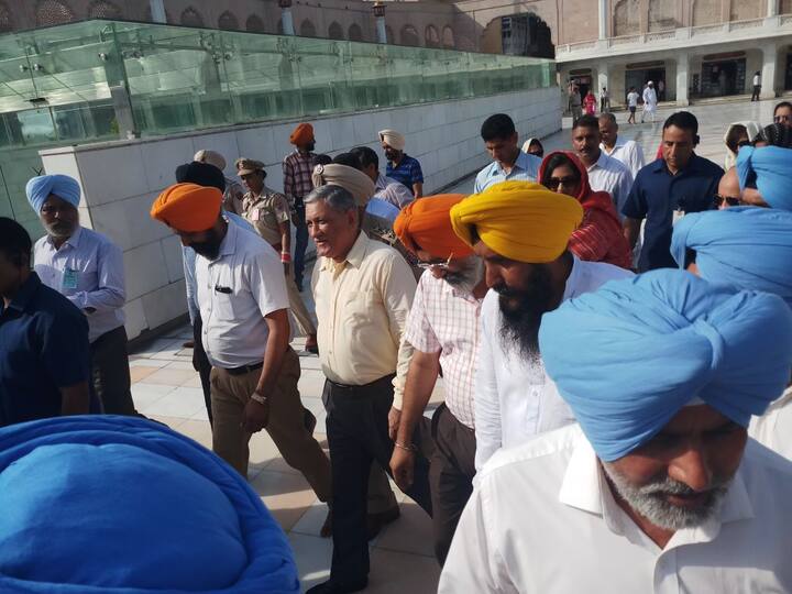 ਭਾਰਤੀ ਫੌਜ ਦੇ ਮੁਖੀ ਜਨਰਲ ਬਿਪਨ ਰਾਵਤ ਅੱਜ ਦਰਬਾਰ ਸਾਹਿਬ ਸ੍ਰੀ ਅੰਮ੍ਰਿਤਸਰ ਵਿਖੇ ਪੁੱਜੇ। ਉਨ੍ਹਾਂ ਨੇ ਸੱਚਖੰਡ ਸ੍ਰੀ ਦਰਬਾਰ ਸਾਹਿਬ ਵਿਖੇ ਮੱਥਾ ਟੇਕਿਆ। 