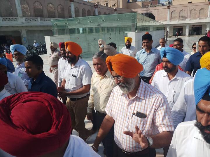 ਇਸ ਤੋਂ ਪਹਿਲਾਂ ਉਨ੍ਹਾਂ ਨੇ ਸ੍ਰੀ ਦਰਬਾਰ ਸਾਹਿਬ ਦੀ ਪਰਿਕਰਮਾ ਕੀਤੀ ਅੱਧਾ ਘੰਟਾ ਗੁਰਬਾਣੀ ਕੀਰਤਨ ਸਰਵਣ ਕੀਤਾ।