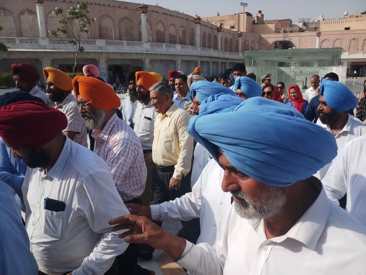 ਇਸ ਬਾਰੇ ਉਹ ਜਾਂਚ ਕਰਨਗੇ ਤੇ ਜੋ ਵੀ ਹੋ ਸਕਿਆ ਉਪਰਾਲਾ ਕਰਨਗੇ। ਇਸ ਤੋਂ ਇਲਾਵਾ ਉਨ੍ਹਾਂ ਨੇ ਪੱਤਰਕਾਰਾਂ ਨਾਲ ਹੋਰ ਗੱਲਬਾਤ ਕਰਨ ਤੋਂ ਸੰਕੋਚ ਕੀਤਾ। ਉਨ੍ਹਾਂ ਕਿਹਾ ਕਿ ਉਹ ਭਾਰਤੀ ਫੌਜ ਦੀ ਚੜ੍ਹਦੀ ਕਲਾ ਲਈ ਸ੍ਰੀ ਦਰਬਾਰ ਸਾਹਿਬ ਸਾਹਿਬ ਤੋਂ ਅਸ਼ੀਰਵਾਦ ਲੈਣ ਆਏ ਹਨ।