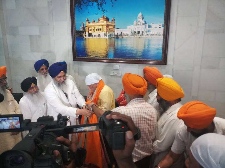 ਇਸ ਤੋਂ ਬਾਅਦ ਸ਼੍ਰੋਮਣੀ ਗੁਰਦੁਆਰਾ ਪ੍ਰਬੰਧਕ ਕਮੇਟੀ ਦੇ ਪ੍ਰਧਾਨ ਗੋਬਿੰਦ ਸਿੰਘ ਲੌਂਗੋਵਾਲ ਨੇ ਸੂਚਨਾ ਕੇਂਦਰ ਵਿਖੇ ਭਾਰਤੀ ਫੌਜ ਦੇ ਮੁਖੀ ਨੂੰ ਸ੍ਰੀ ਦਰਬਾਰ ਸਾਹਿਬ ਦਾ ਮਾਡਲ ਤੇ ਕਿਤਾਬਾਂ ਦਾ ਸੈੱਟ ਦੇ ਕੇ ਸਨਮਾਨਿਤ ਕੀਤਾ।