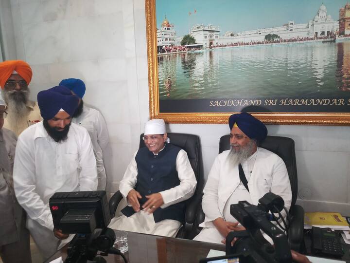 ਸ਼੍ਰੋਮਣੀ ਕਮੇਟੀ ਪ੍ਰਧਾਨ ਗੋਬਿੰਦ ਸਿੰਘ ਲੌਂਗੋਵਾਲ ਨੇ ਰੇਲ ਮੰਤਰੀ ਪਿਊਸ਼ ਗੋਇਲ ਦਾ ਸਵਾਗਤ ਕੀਤਾ।
