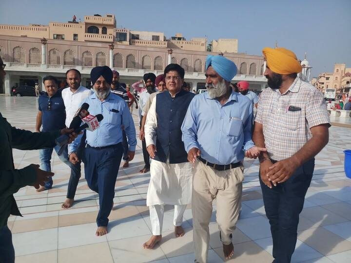 ਇਸ ਤੋਂ ਇਲਾਵਾ ਕੇਂਦਰੀ ਰੇਲ ਮੰਤਰੀ ਪਿਊਸ਼ ਗੋਇਲ ਵੀ ਦਰਬਾਰ ਸਾਹਿਬ ਅੰਮ੍ਰਿਤਸਰ ਵਿਖੇ ਨਤਮਸਤਕ ਹੋਣ ਪੁੱਜੇ।