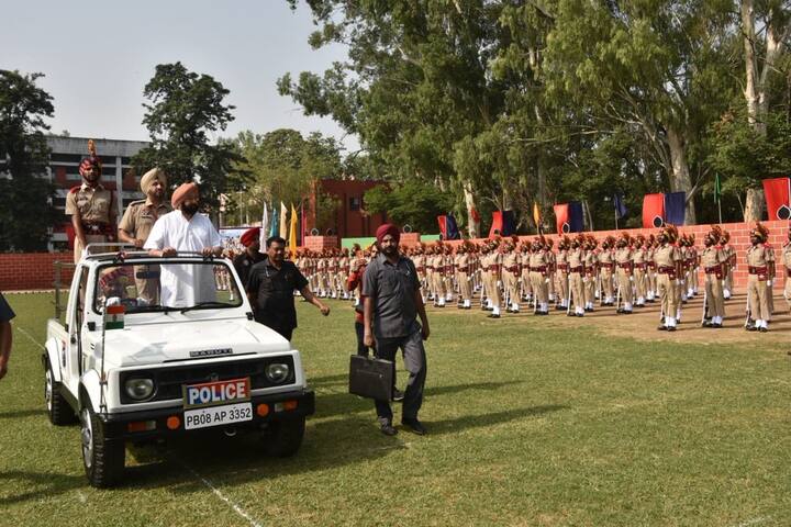 ਕੈਪਟਨ ਅਮਰਿੰਦਰ ਸਿੰਘ ਨੇ ਕਿਹਾ ਹੈ ਕਿ ਪੰਜਾਬ ਵਿੱਚ ਨਸ਼ਿਆਂ 'ਤੇ ਪੂਰੀ ਤਰ੍ਹਾਂ ਨਕੇਲ ਕੱਸਣ ਤੋਂ ਬਾਅਦ ਇਸ ਦੀਆਂ ਕੀਮਤਾਂ ਵਧਣ ਕਾਰਨ ਨਸ਼ਾ ਪਹੁੰਚ ਤੋਂ ਬਾਹਰ ਹੋ ਗਿਆ ਹੈ। ਇਸ ਦੀ ਵਜ੍ਹਾ ਨਾਲ ਨੌਜਵਾਨ ਕੋਈ ਹੋਰ ਨਸ਼ਾ ਕਰਕੇ ਮੌਤ ਦੇ ਮੂੰਹ 'ਚ ਜਾ ਰਹੇ ਹਨ। ਕੈਪਟਨ ਨੇ ਐਸਐਸਪੀ ਰਾਜਦੀਪ ਦੇ ਮੁੱਦੇ 'ਤੇ ਕਿਹਾ ਕਿ ਹਾਈਕੋਰਟ ਵਿੱਚ 25 ਜੁਲਾਈ ਨੂੰ ਤਾਰੀਖ ਹੈ। ਹਾਈਕੋਰਟ ਨੇ ਪਹਿਲਾ ਹੀ ਐਸਆਈਟੀ ਦਾ ਗਠਨ ਕੀਤਾ ਹੋਇਆ ਹੈ।