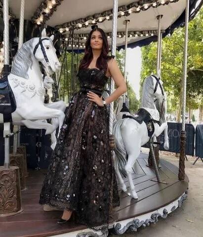 ਐਸ਼ਵਰਿਆ ਰਾਏ ਬੱਚਨ ਨੇ ਬੇਟੀ ਆਰਾਧਿਆ ਨਾਲ ਪੈਰਿਸ 'ਚ ਇਵੈਂਟ ਦੌਰਾਨ ਦੀ ਤਸਵੀਰ ਸਾਂਝੀ ਕੀਤੀ।