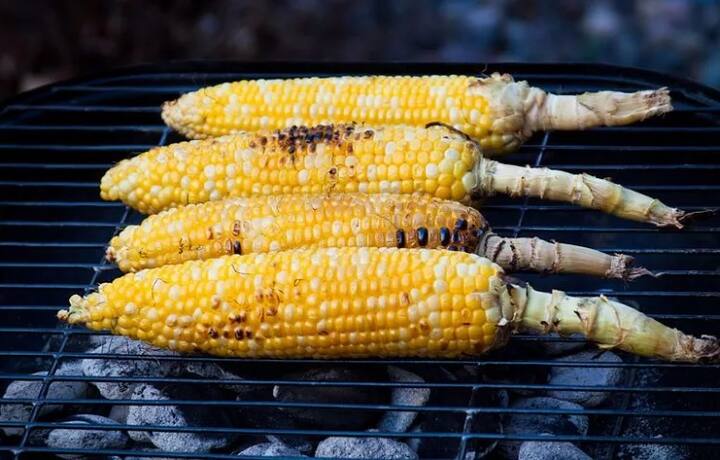 ਸਿਹਤ ਨੂੰ ਖਰਾਬ ਹੋਣ ਤੋਂ ਬਚਾਉਣ ਲਈ ਖੁੱਲ੍ਹੇ 'ਚ ਸੜਕਾਂ ਕਿਨਾਰੇ ਵਿਕਣ ਵਾਲੀਆਂ ਛੱਲੀਆਂ ਨੂੰ ਖਾਣ ਤੋਂ ਬਚਣਾ ਚਾਹੀਦਾ ਹੈ।